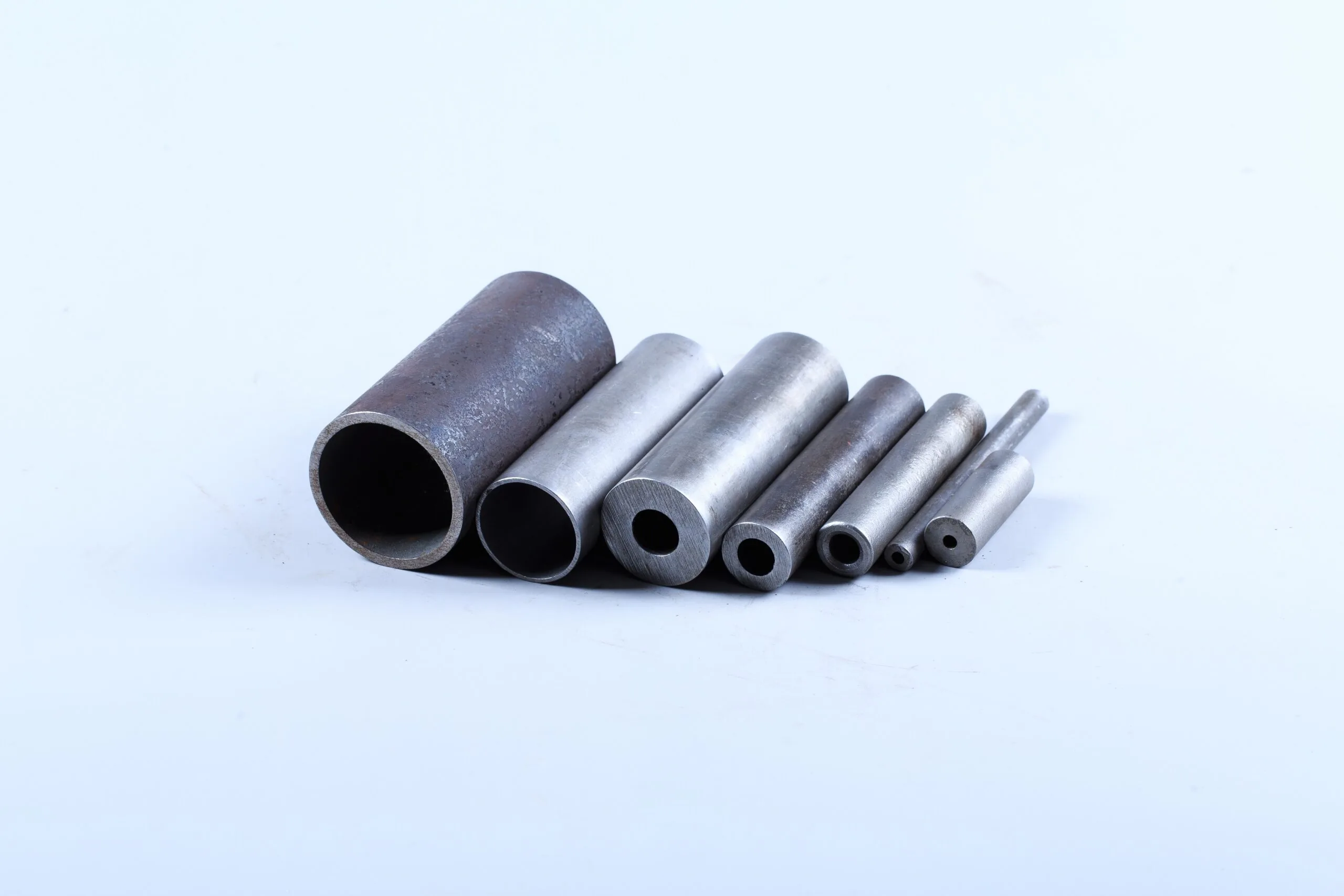 Round steel tube samples arranged by diameter and wall thickness